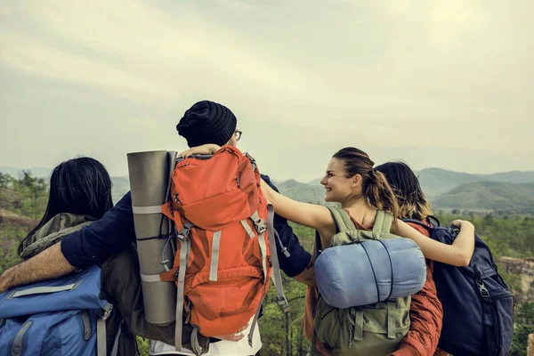 Giovani amici Esplorare la natura — Foto Stock