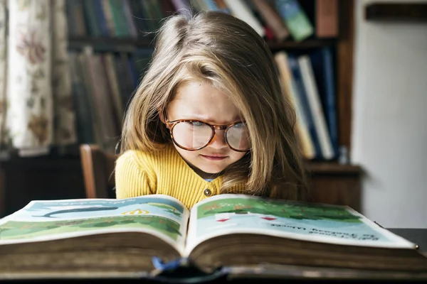 Roztomilá dívka čtení kniha — Stock fotografie
