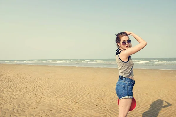 Chica jugando Frisbee en la playa — Foto de Stock