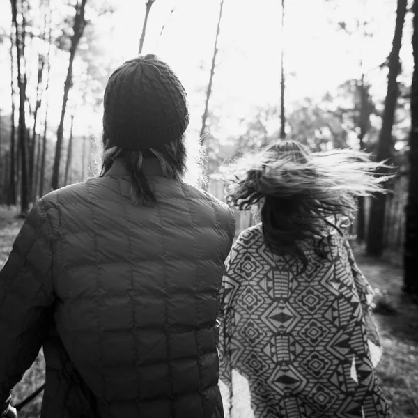 Casal de mãos dadas na floresta — Fotografia de Stock