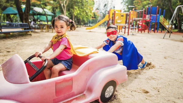 Fratello e sorella al parco — Foto Stock