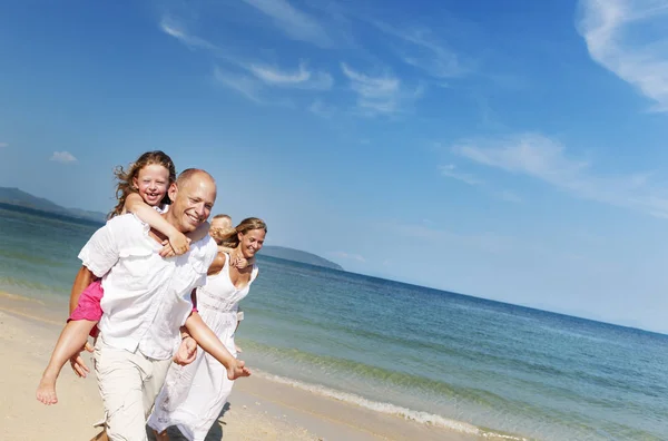 Семья развлекается на пляже — стоковое фото
