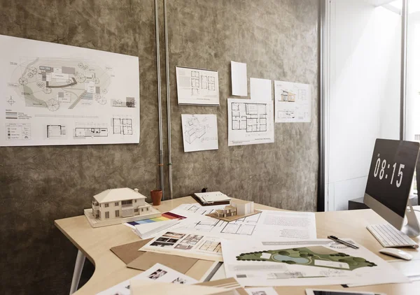 建筑师的蓝图和房子模型与工作场所 — 图库照片