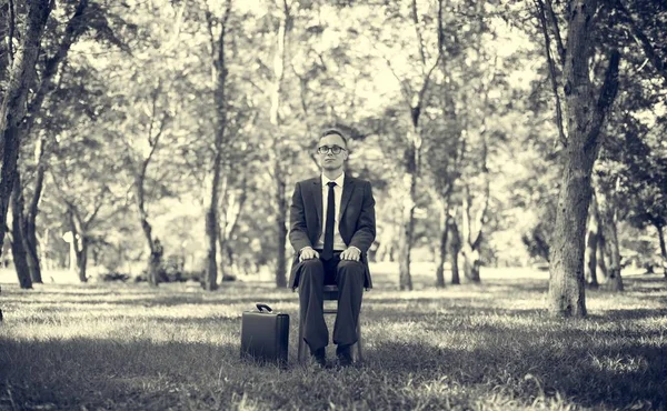 Selbstbewusster Geschäftsmann sitzt auf Stuhl — Stockfoto