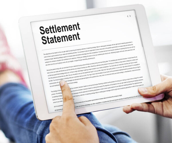 человек просматривает цифровой планшет
