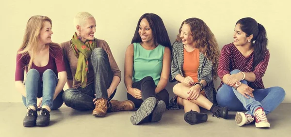 Frauen sitzen auf dem Boden — Stockfoto