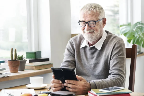 Starší muž hospodářství digitální tablet — Stock fotografie