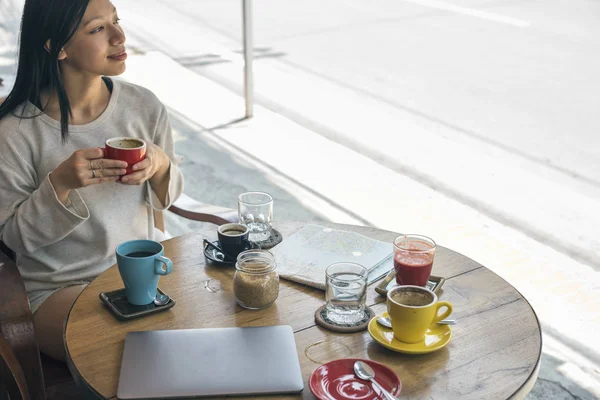 Jonge vrouw die koffie drinkt — Stockfoto