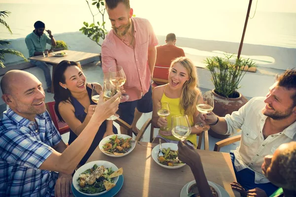 Grupp av personer på fest — Stockfoto