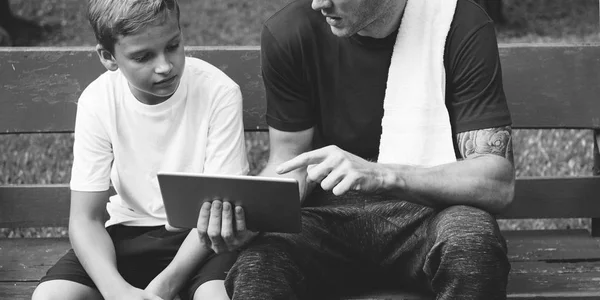 Anak dengan pelatih menggunakan tablet digital — Stok Foto