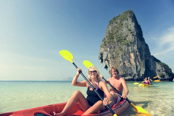 Couple Kayak dans la mer — Photo