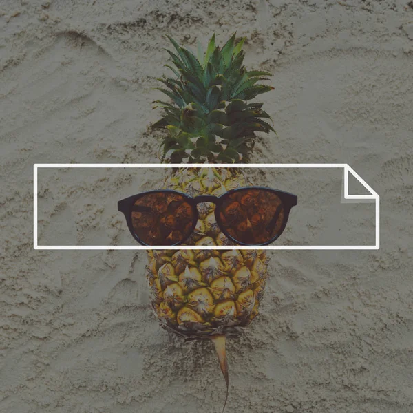 Ananas drôle sur le sable — Photo