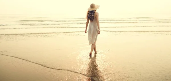 Vacker kvinna på strand — Stockfoto