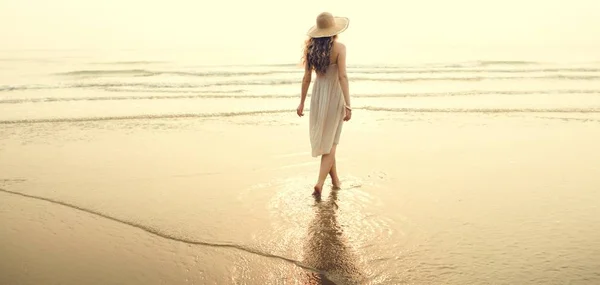 Mooie vrouw op strand — Stockfoto