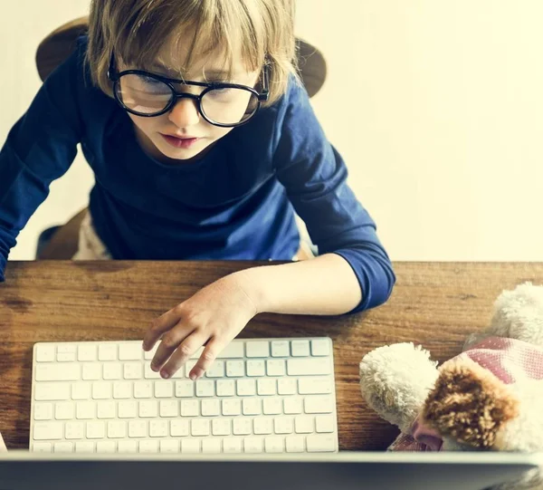 Little girl using computer — Stock Photo, Image