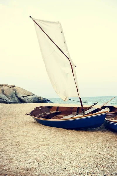 Voiliers sur la plage de sable — Photo