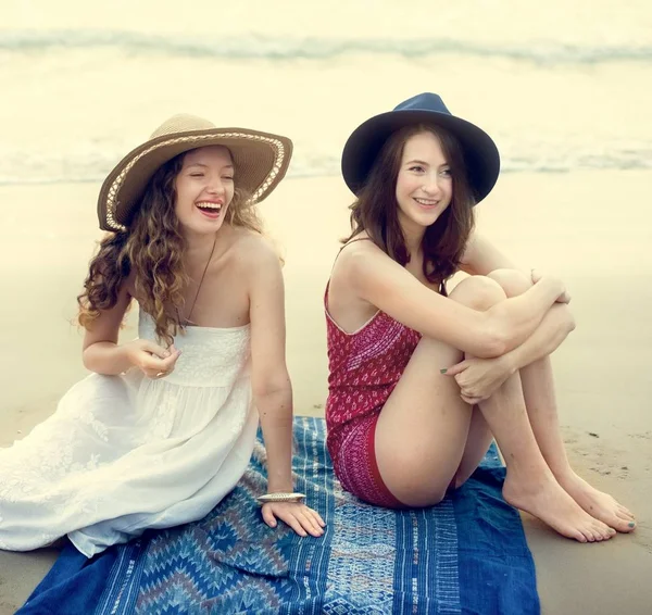 Κορίτσια που κάθονταν στην παραλία — Φωτογραφία Αρχείου