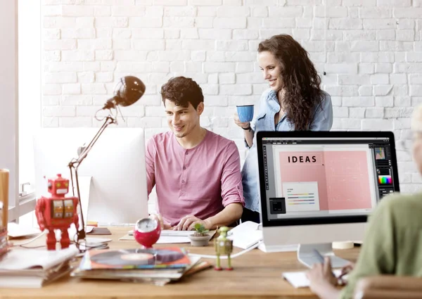 Hipster arbeiten im modernen Büro — Stockfoto