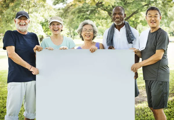 Senior Freunde mit leerem Banner — Stockfoto