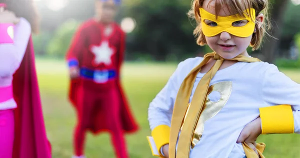 Superhéroe Niños jugando juntos — Foto de Stock