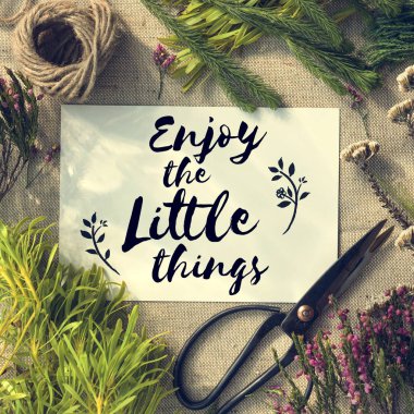 Kadın Eller makas ile kesme