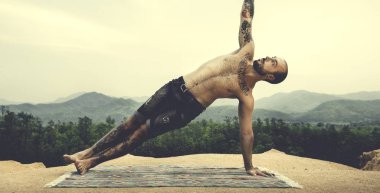 Yoga yapan bir adam.