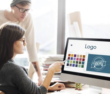 monitörde gösterilen kadın 