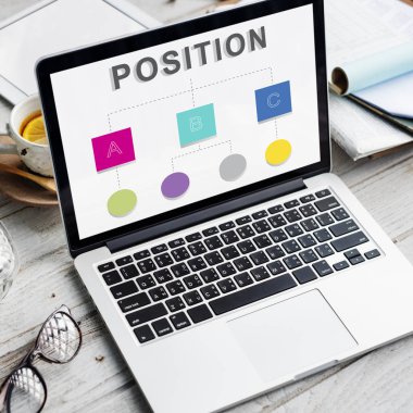 ekranda metin olan dizüstü bilgisayar