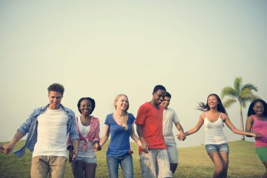 Genç arkadaşlar açık havada 