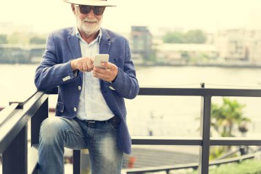 Cep telefonu kullanan adam