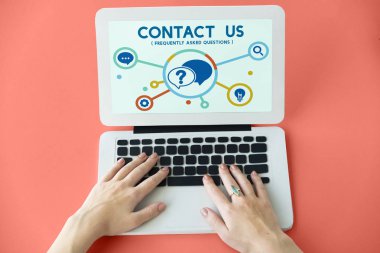 dizüstü bilgisayarda çalışan insan