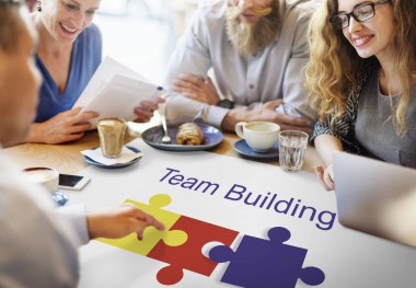 toplantıda çeşitli insanlar