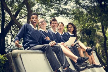 Çeşitli Öğrenciler üniversite üniformalı