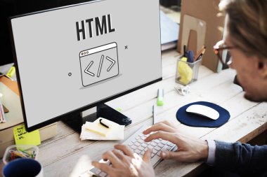 Bilgisayar klavyesinde yazan iş adamı