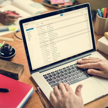 Dizüstü bilgisayar kullanan iş adamı