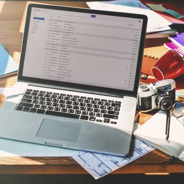 dizüstü bilgisayar ile çalışma yeri