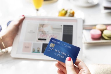 Dijital tablet ellerinde