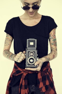 Studio poz dövmeli kadın