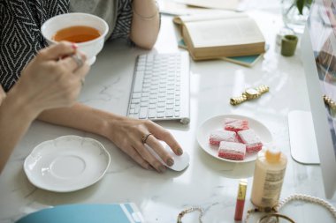 Bilgisayarda çalışan kadınlar 