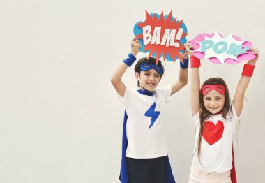 Süper kahramanlar çocuk kabarcıklar çizgi holding