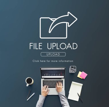 laptop ile çalışan kişi 