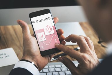 Akıllı telefon kullanan iş adamı