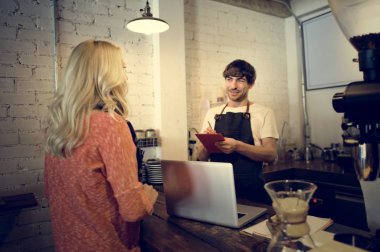Barista ve müşteri restoranda
