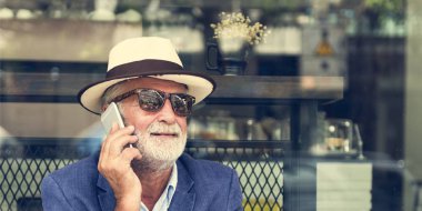 Cep telefonunuzda konuşan üst düzey adam 