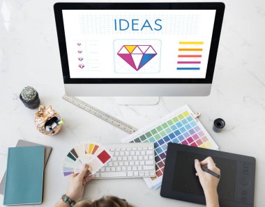 bilgisayarda çalışan tasarımcı