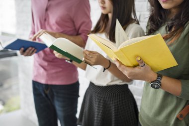 Öğrenciler kitap okuyor