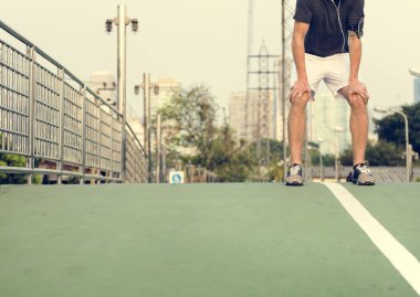 Sportif Stretching sokakta adam