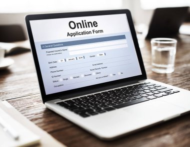 Tablo kavramı üstünde laptop  