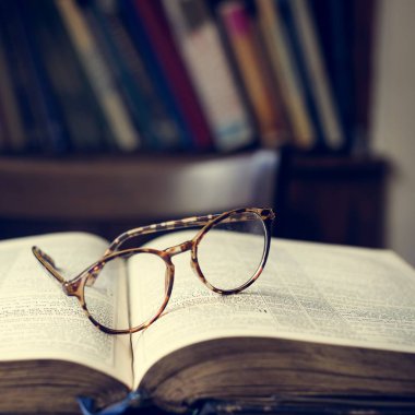 gözlük üzerinde kitap okumak için