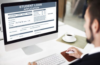 Ofiste çalışan bir iş adamı.
